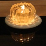 weißer Kerzen-Keramikteller mit Topas gelbliche Spiralkugelkerzen